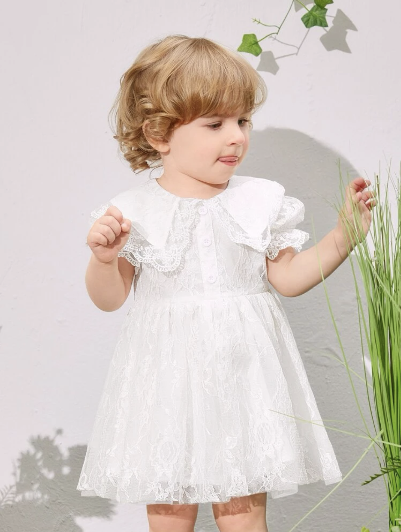 Vestido de encaje blanco con cuello peter pan