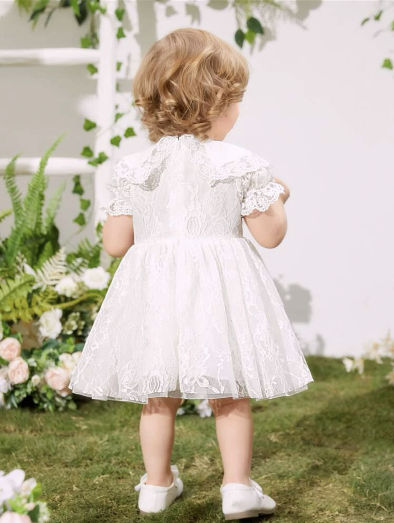 Vestido de encaje blanco con cuello peter pan