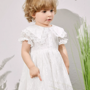 Vestido de encaje blanco con cuello peter pan