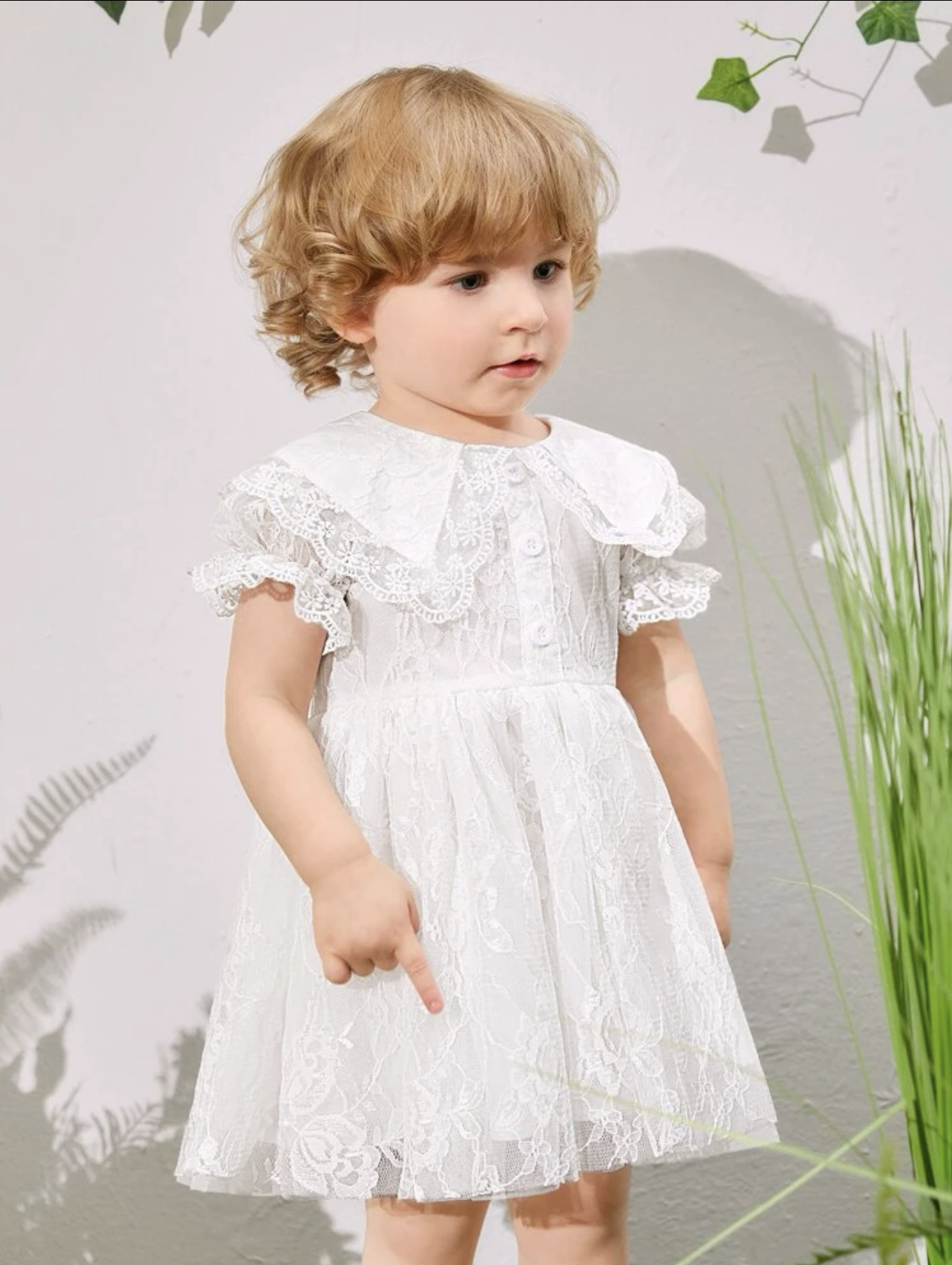 Vestido de encaje blanco con cuello peter pan