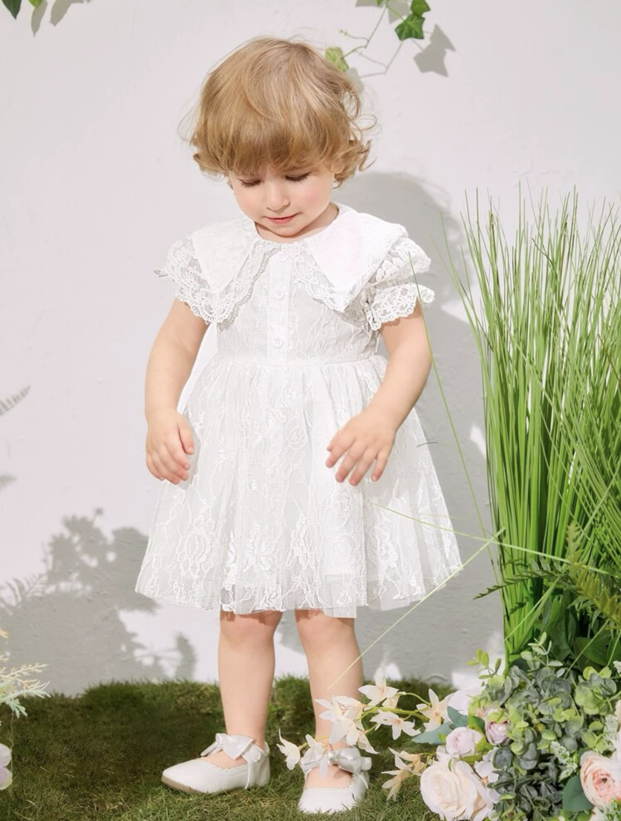 Vestido de encaje blanco con cuello peter pan