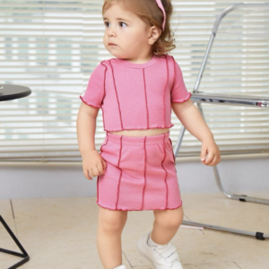 Conjunto blusa y falda con puntada rosada