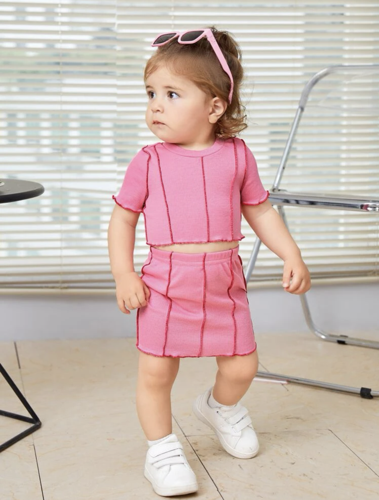 Conjunto blusa y falda con puntada rosada