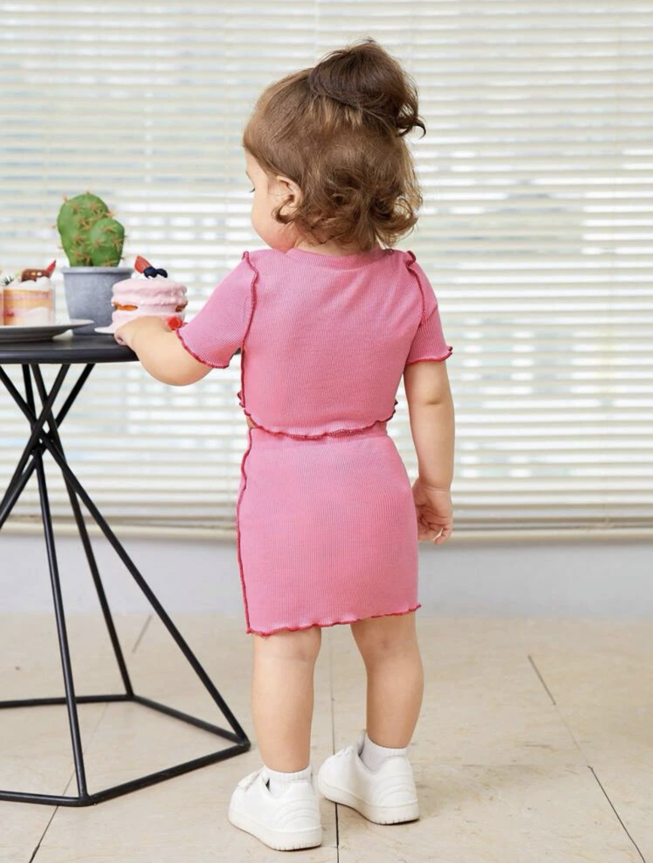 Conjunto deportivo de blusa y falda rosa