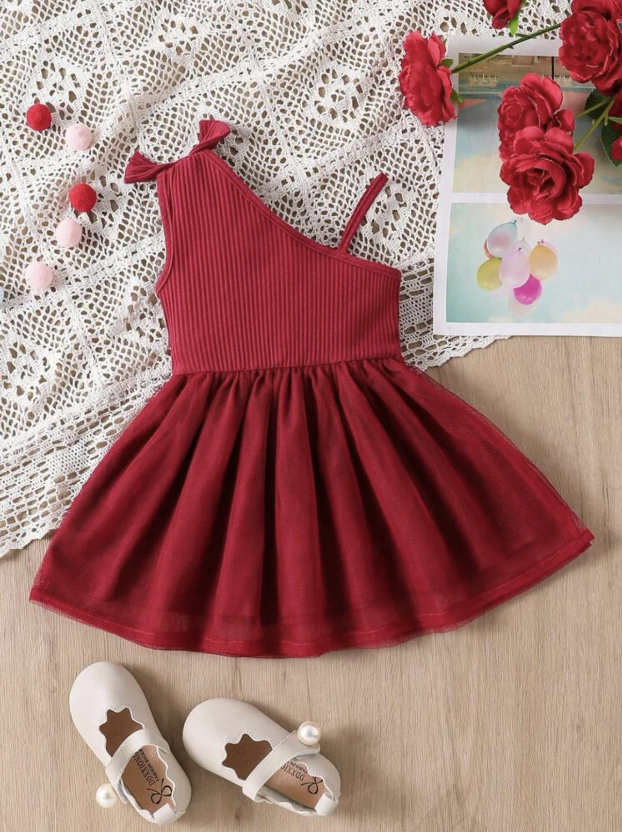 Vestido de cuello asimétrico de hombros con lazo de canalé y tul