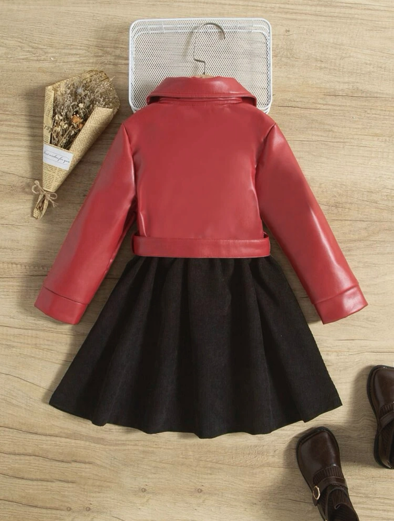 Vestido con cinturón combinado rojo y negro - Imagen 2
