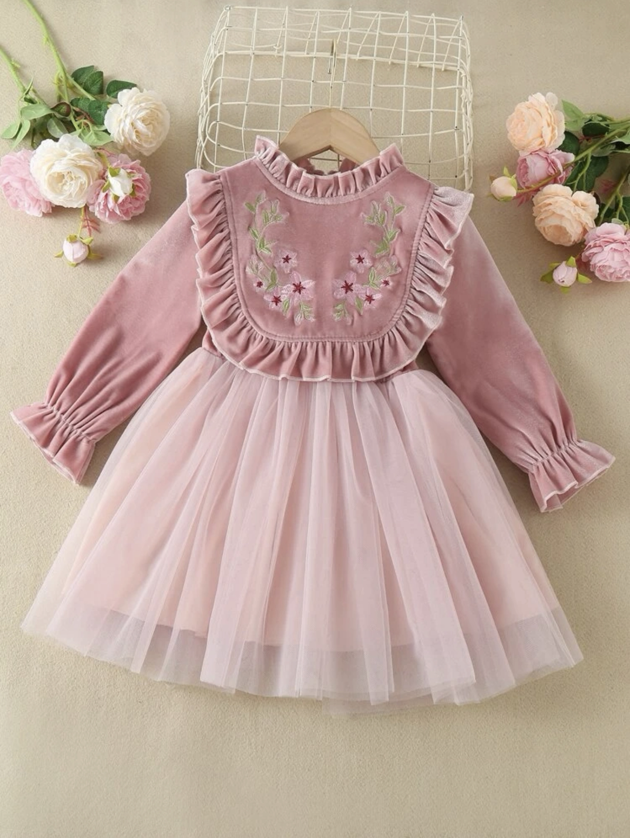 Vestido de malla con bordado floral ribete con fruncido
