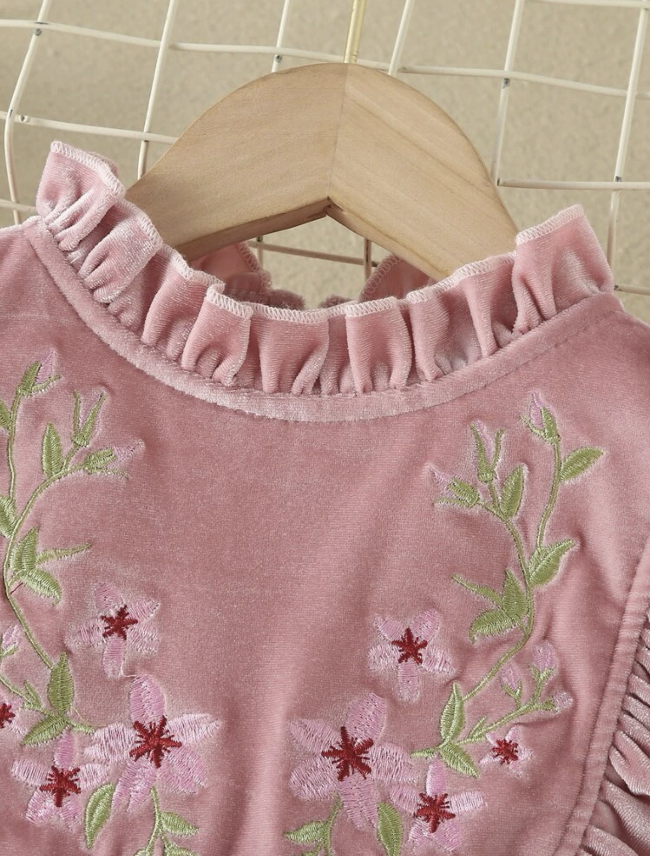 Vestido de malla con bordado floral ribete con fruncido - Imagen 4