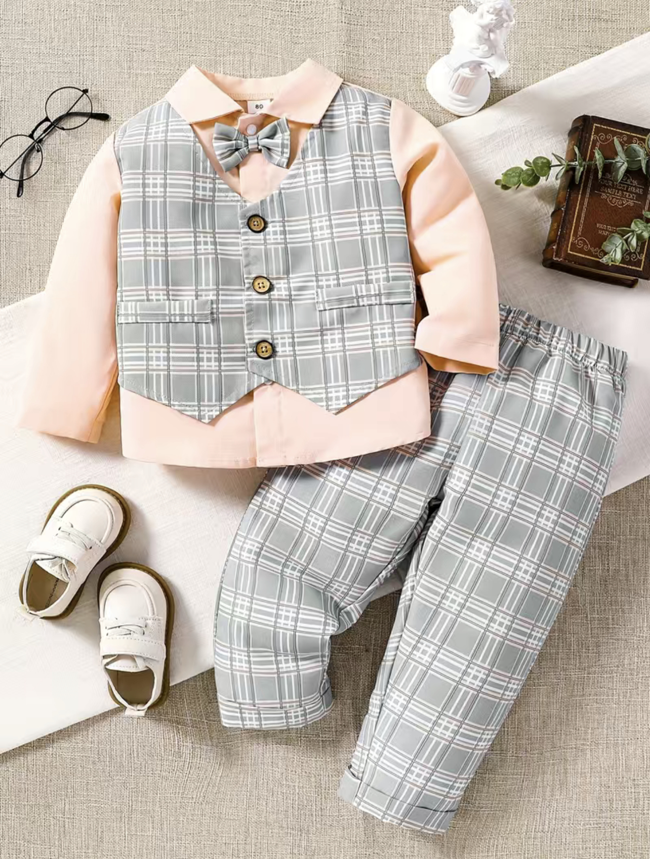 Conjunto camisa de mangas largas con tipo chaleco corbata y pantalón