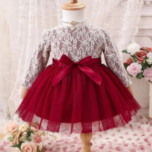 Vestido con cinturón con encaje en contraste de cuello alto