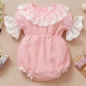 Romper rosado de encajes con diseño de puntos