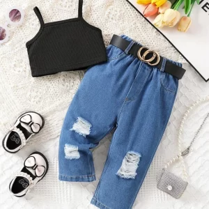 Conjunto top con tirantes oscuro y jeans desgastados