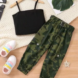 Outfits dos piezas top oscura y pantalón camuflado
