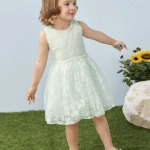 Vestido verde pastel con diseño floral y perlas en la cintura