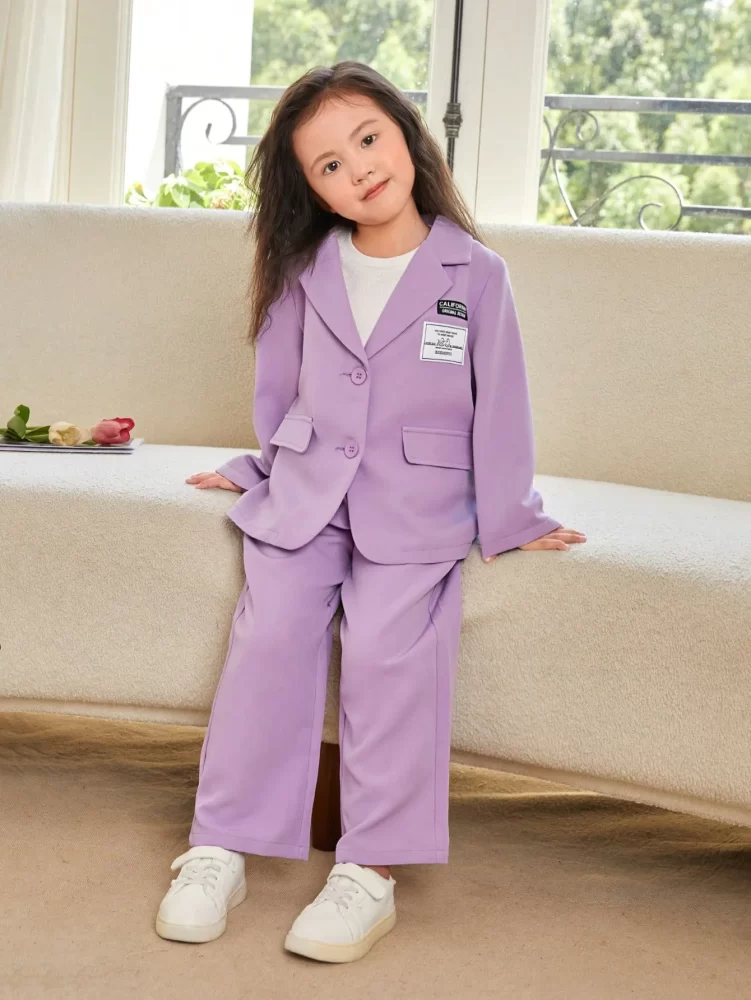 Outfit lila de blazer y pantalón