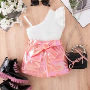 Conjunto verano top asimétrico de hombros y shorts con cinturón