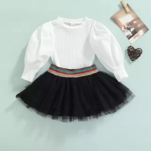 Conjunto blusa de mangas y falda oscura