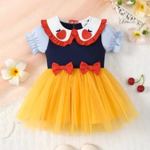 Vestido temática Blancanieves con un lazo rojo y malla amarilla