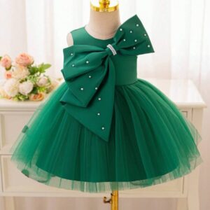 Vestido de satén verde y tul con lazo