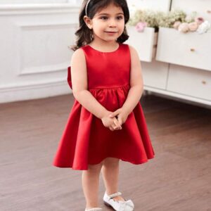 Vestido de satén rojo con lazo