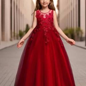 Vestido burdeos con bordado floral y sobrecapa de malla