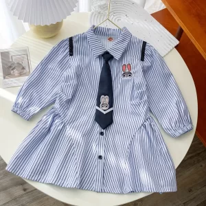 Vestido Preppy a rayas con bordado de conejo y corbata
