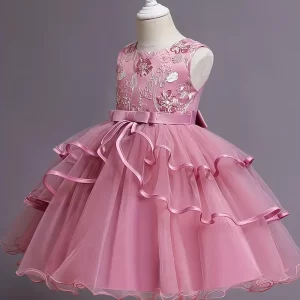 Vestido palo de rosa de tul bordado con flores con capas de malla