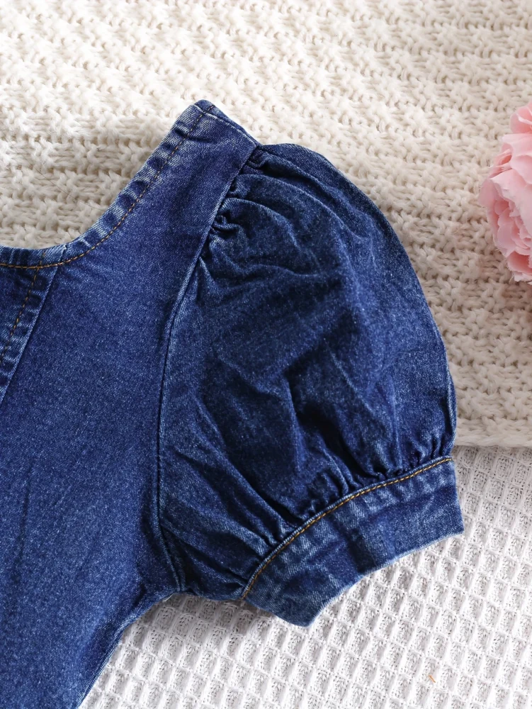 Top mangas abullonadas estilo denim y short