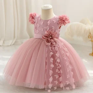 Vestido de princesa rosa vieja con flores y mariposas 3D