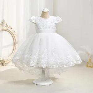 Vestido de fiesta blanco con encajes y tul