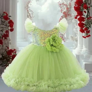 Vestido verde limón con flor lentejuelas y malla