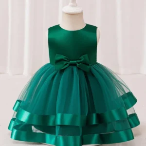 Vestido verde semiformal con capas de tul y lazo