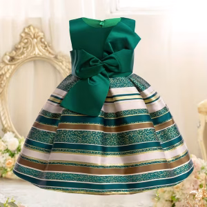 Vestido verde con rayas doradas y lazo
