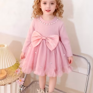 Vestido rosado con mangas largas y tul con perlas