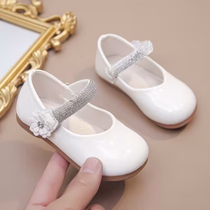 Zapatos Blancos con correa decorada y velcro
