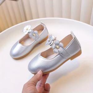 Zapatos con flores 3D plateados con velcro