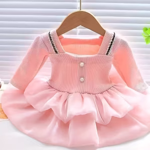 Vestido rosado de manga largas con falda en capas