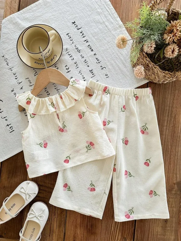 Conjunto de blusa con volantes y pantalón estampado floral