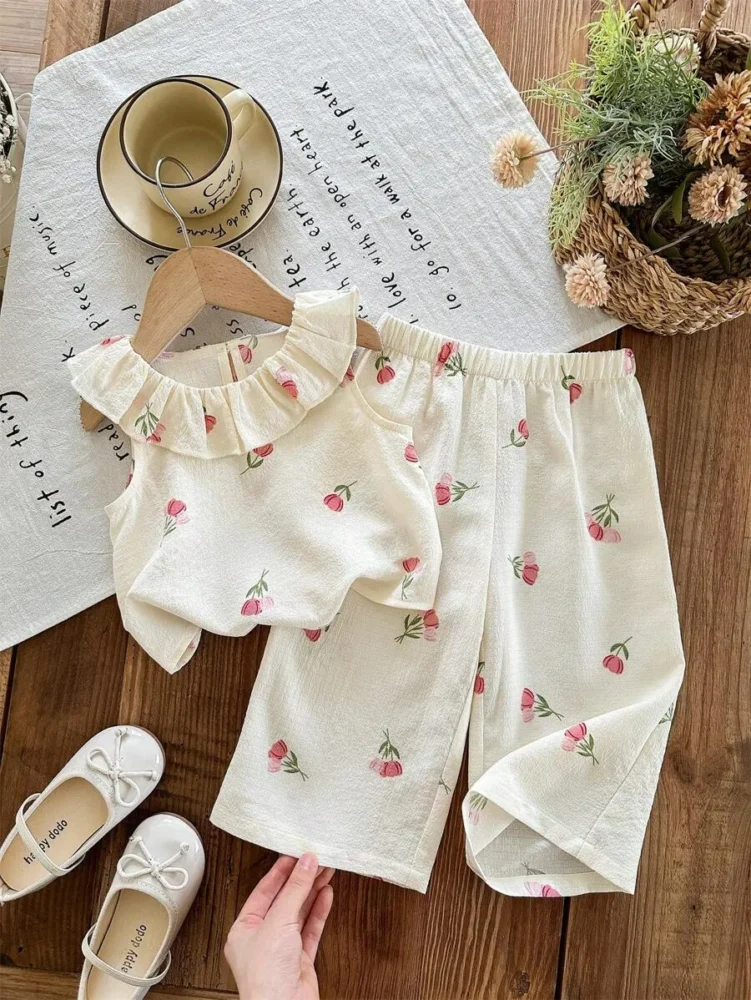 Conjunto de blusa con volantes y pantalón estampado floral