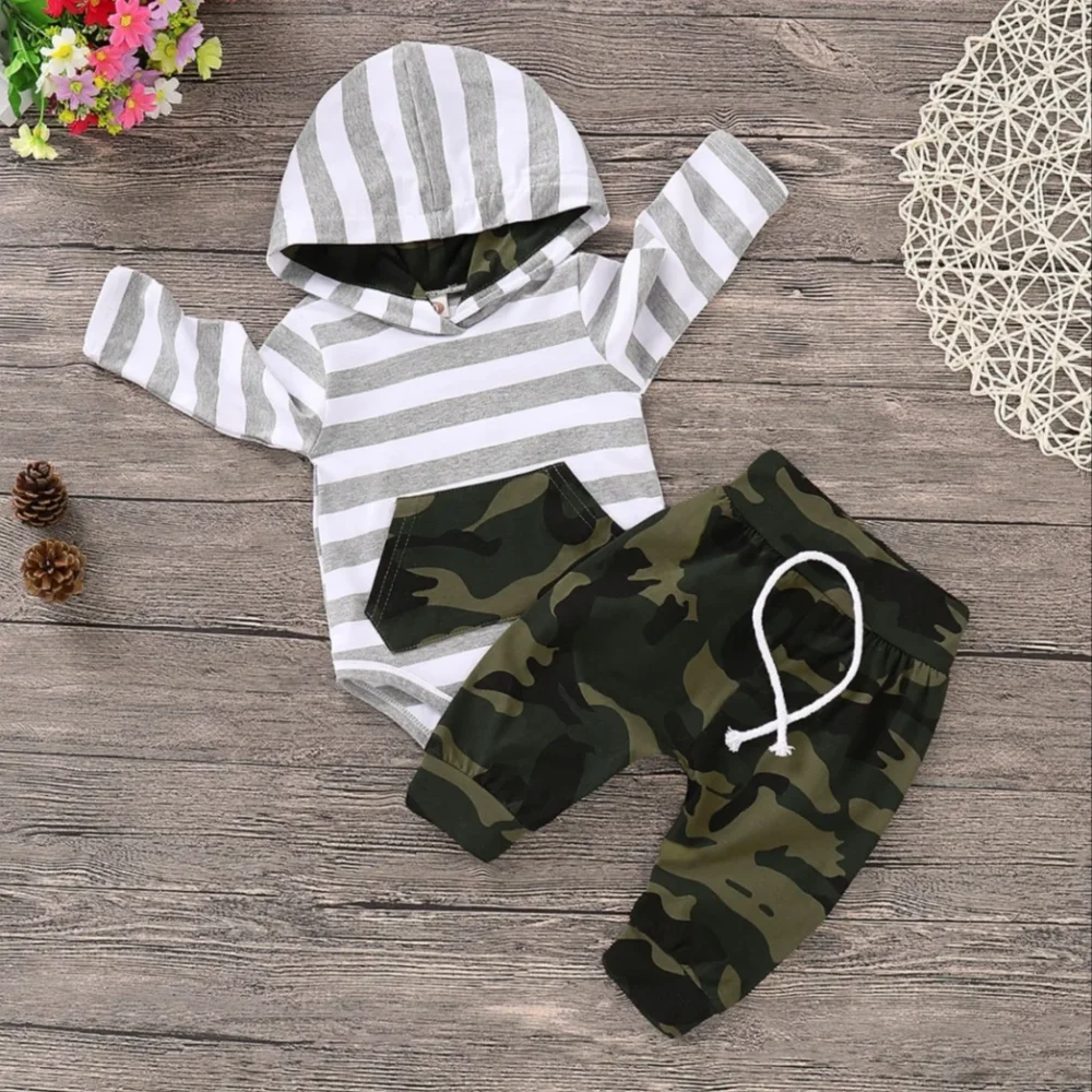 Conjunto 2 piezas body con capucha y pantalon camuflado