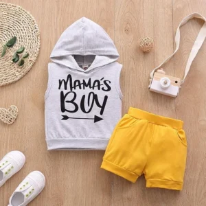 Conjunto de niño chaleco gris con capucha y short amarillo