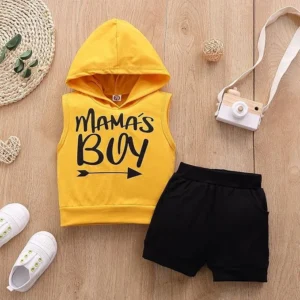 Conjunto de niño chaleco amarillo con capucha y short negro
