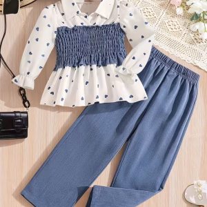 Conjunto camisa con estampados de corazones y pantalón