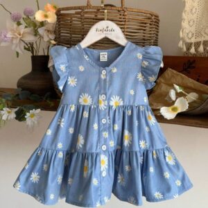 Vestido celeste con estampado de margaritas