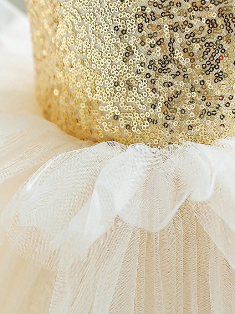 Heless 2330 Vestido Para Muñecas Y Peluches De 35-45 Cm – Diseño Goldstar Con Lentejuelas Doradas, Cinturón Y Volantes De Tul, Incluye Percha De Madera