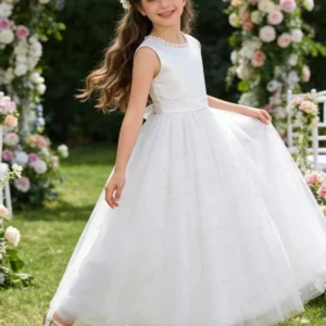 Vestido blanco largo con perlas en malla y lazo posterior grande