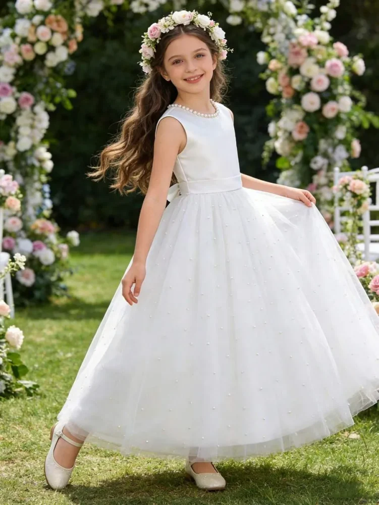 Vestido blanco largo con perlas en malla y lazo posterior grande