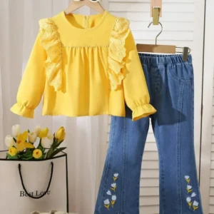 Conjunto blusa con mangas y pantalón de mezclilla con bordado floral