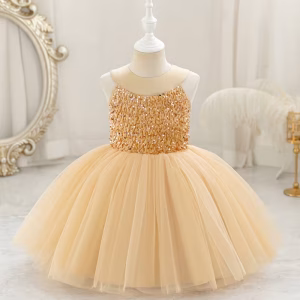 Vestido dorado corto con lentejuelas y tul