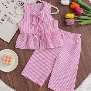 Top sin mangas a rayas con textura de burbujas, detalle de lazo y pantalón